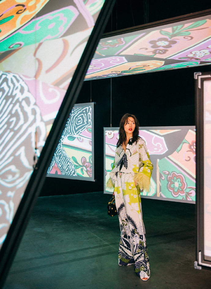 华伦天奴大秀红毯,华伦天奴粉红色红毯