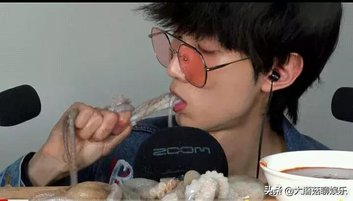 生吞活章鱼是一口一个的,日本生吃章鱼处理过程