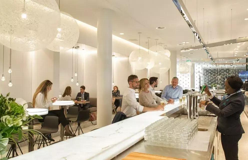 机场里的“十二时辰”，就服史基浦