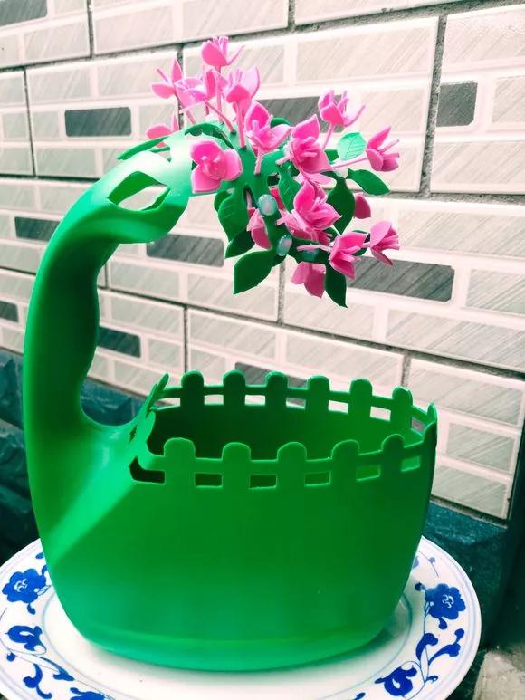 洗衣液桶剪2刀秒变各种养花神器,旧洗衣液瓶怎样剪养花好看