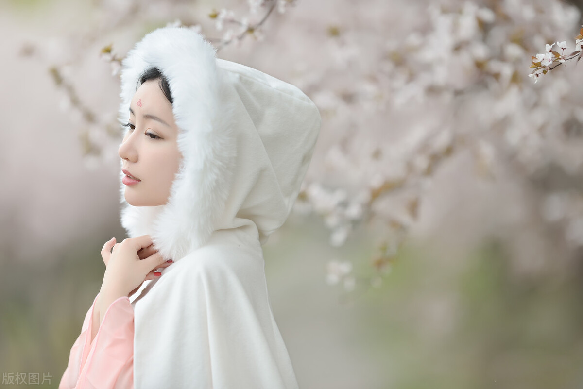 她因太美而遭到排挤,她因太美一夜爆红