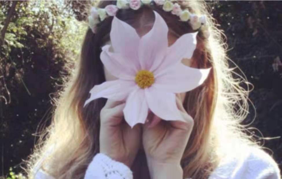 《微尘》:生命以痛吻我,还有谁在爱着我?