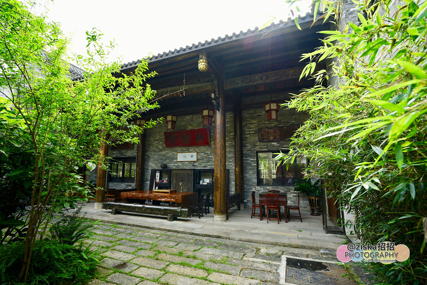 小伙探索神秘洞穴视频,小伙独自探索深山神秘古墓