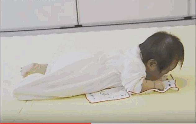 宝宝爱攥拳头是怎么回事,宝宝双臂向后使劲是肌张力高么