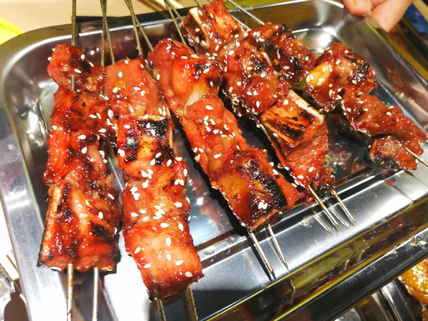 阳春四月夜，8男1女在郑州政七街花680块钱怼烤串，咧两瓶红花郎