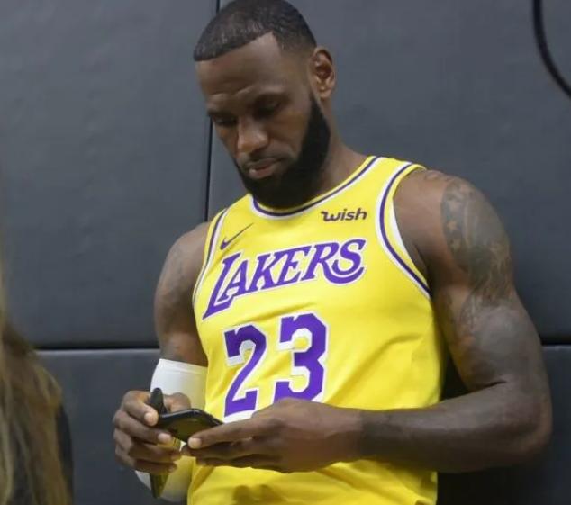 恭喜詹姆斯，正式签约美国第2移动运营商，再也不用担心没流量用