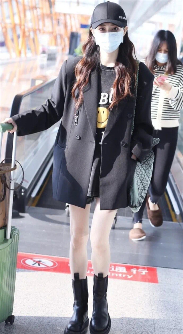 杨幂超爱这款烟筒靴！不仅能拯救腿型不直，还显高又显瘦