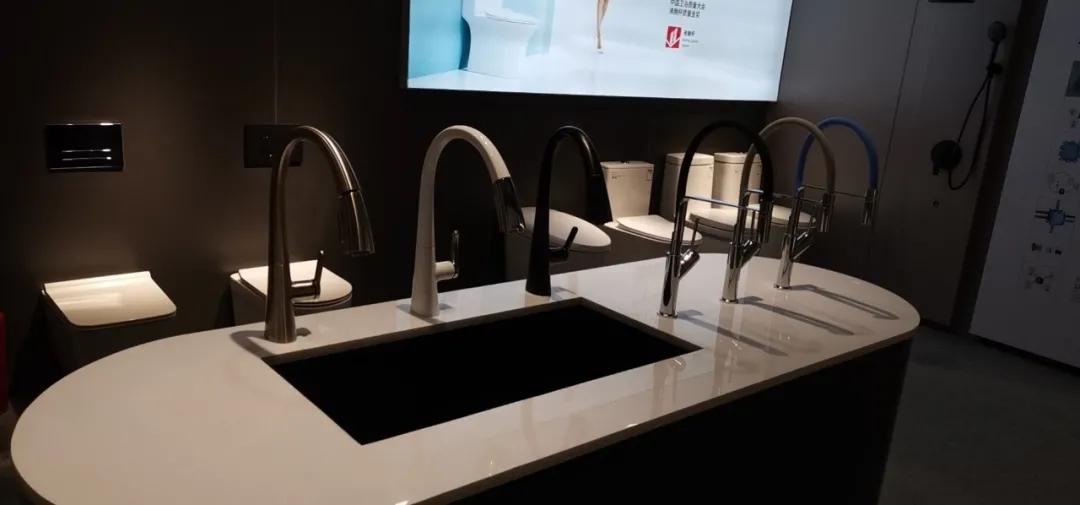 华艺卫浴以全新升级的品牌形象，惊艳亮相深圳国际家具展