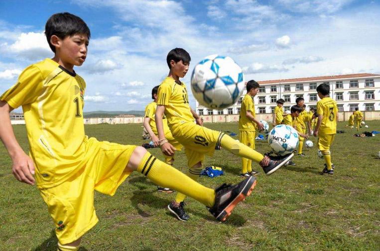 “我就是这一块独一无二的好料”：足球少年追梦受阻背后