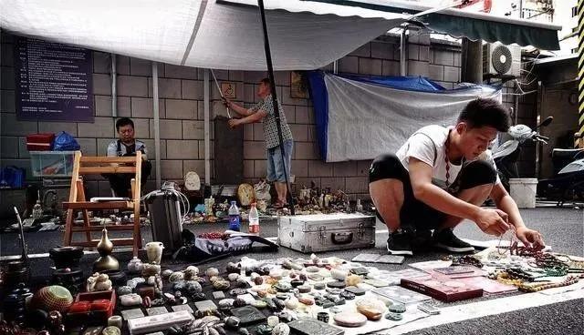 陕西农民挖到六吨重夜明珠,陕西男子挖到夜明珠如今成了路灯