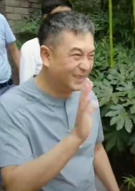 才49岁的张嘉译头发花白,走路已需要人扶?西瓜视频为你揭秘