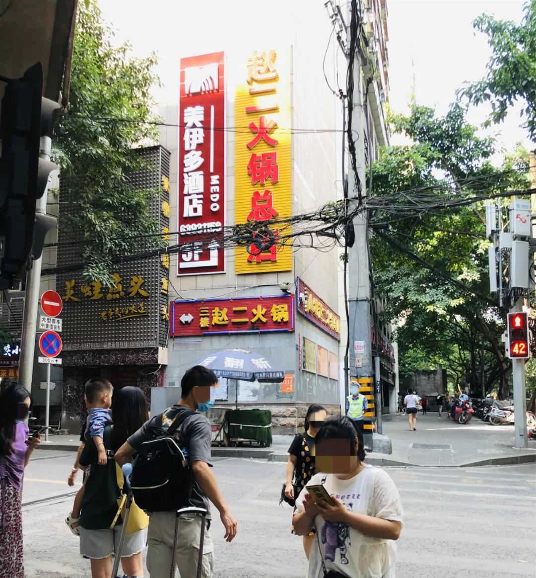 重庆这个24层没有电梯的高楼！直逼40℃的天气仍然有人前来打卡