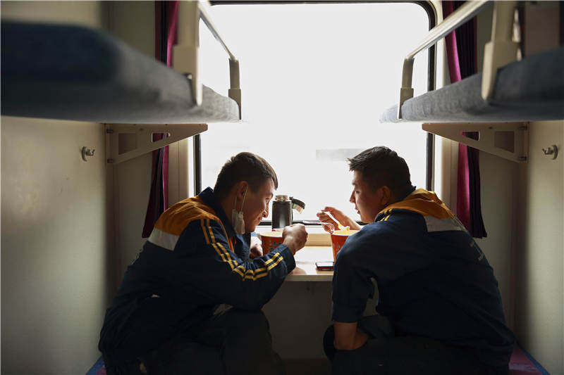 世界穿越沙漠最长的火车,一列火车穿过900米山洞