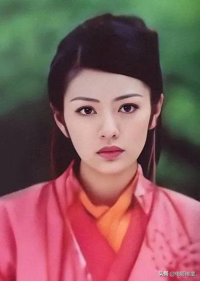 39岁安以轩近照，造型百变可甜可盐，这哪是刚生完孩子的辣妈啊？