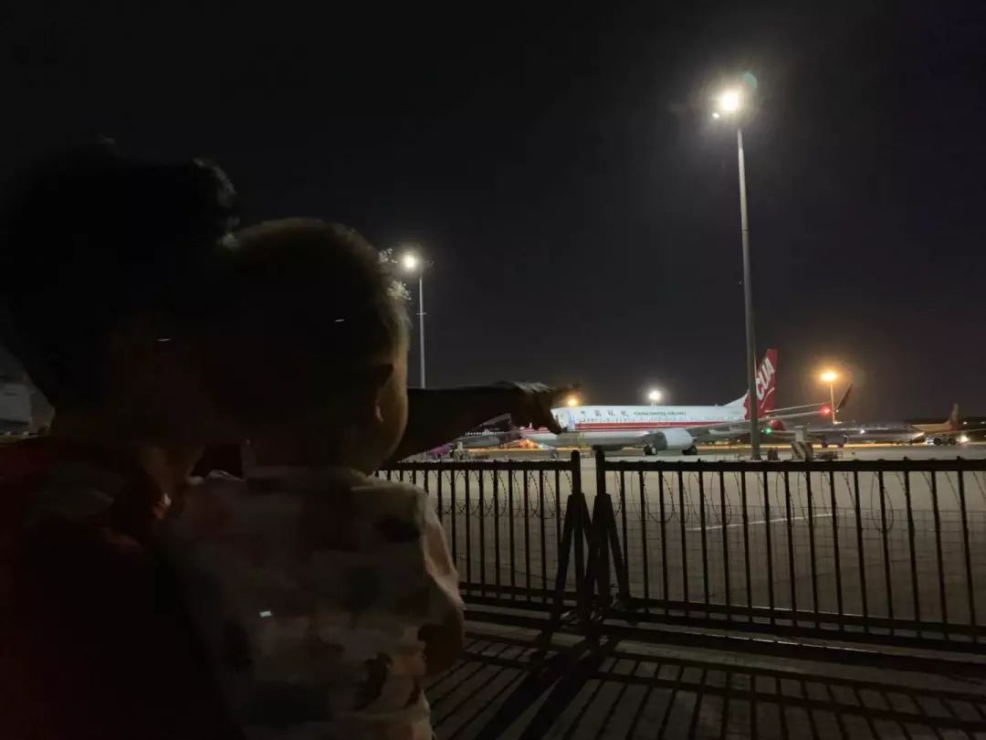 一岁半带娃坐飞机步骤,带娃出行第一次坐飞机