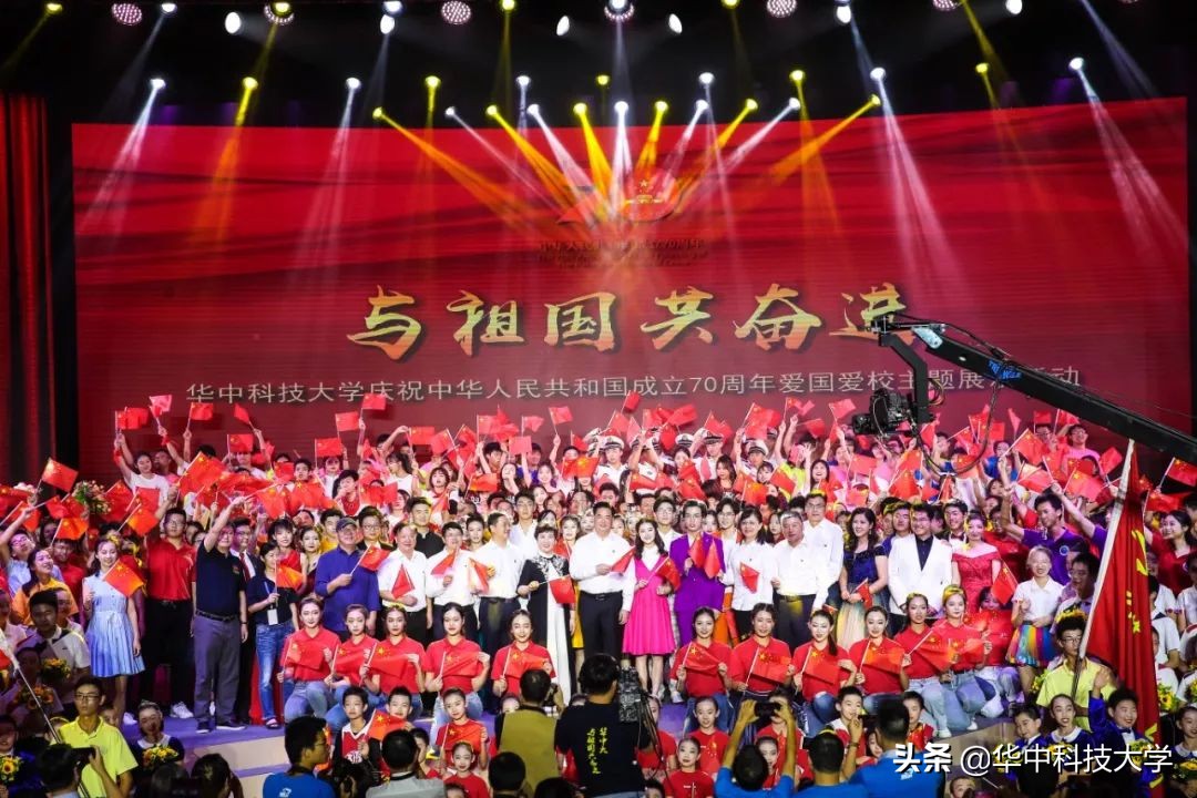 燃爆了！华中科技大学用“宇宙最强音”为祖国打CALL