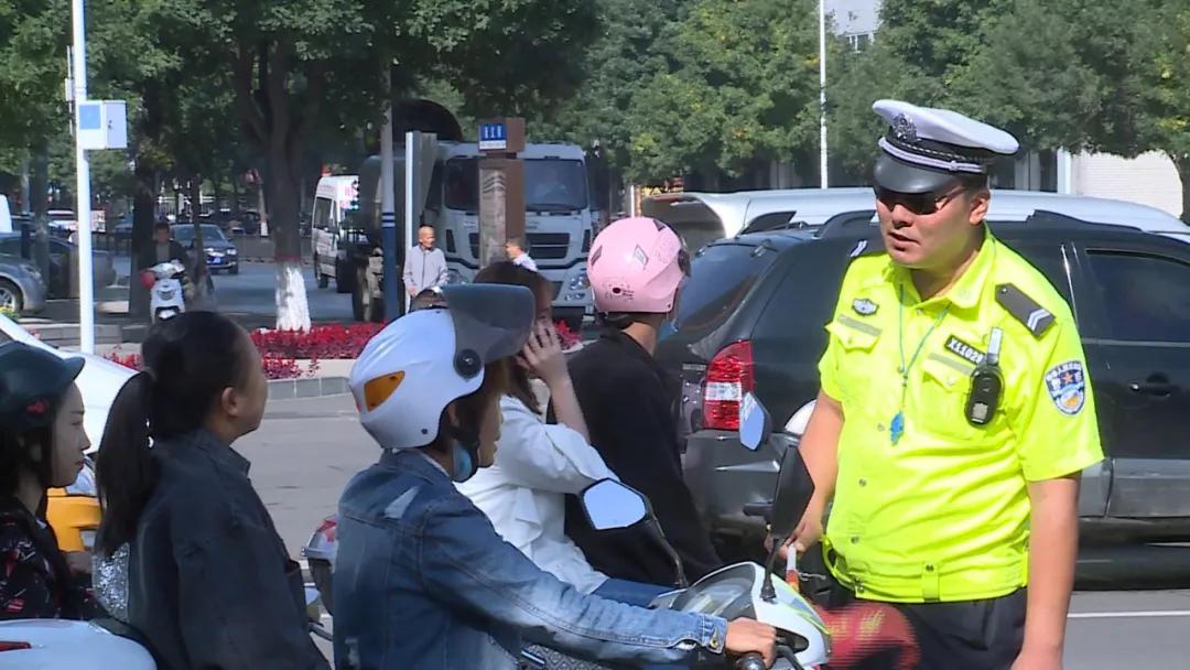 治理电动车违法上路,市区交警助力营造文明交通环境