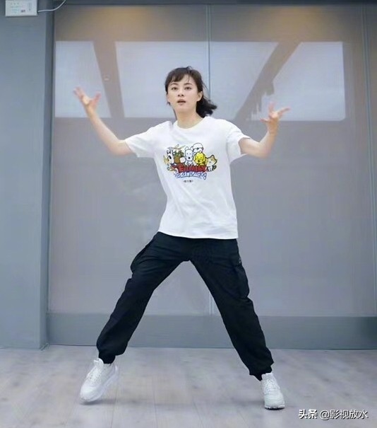 孙俪换发型知性大方,孙俪终于换发型