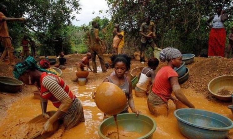 广西“上林帮”非洲淘金记：为钱殊死搏斗，常备200克金子保命