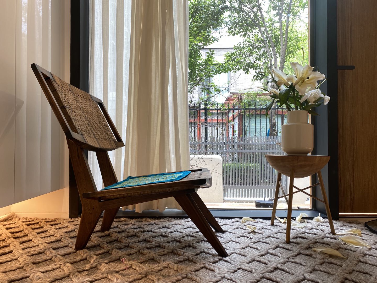 这对夫妇的家，用上海老洋房的地板铺浴缸，用石英砂做“茅厕”