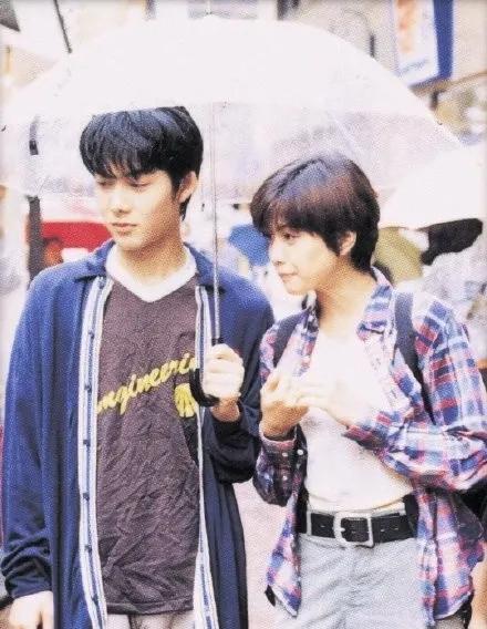 他是世纪末美少年，她帅到掰弯无数小姐姐，相恋10年不婚