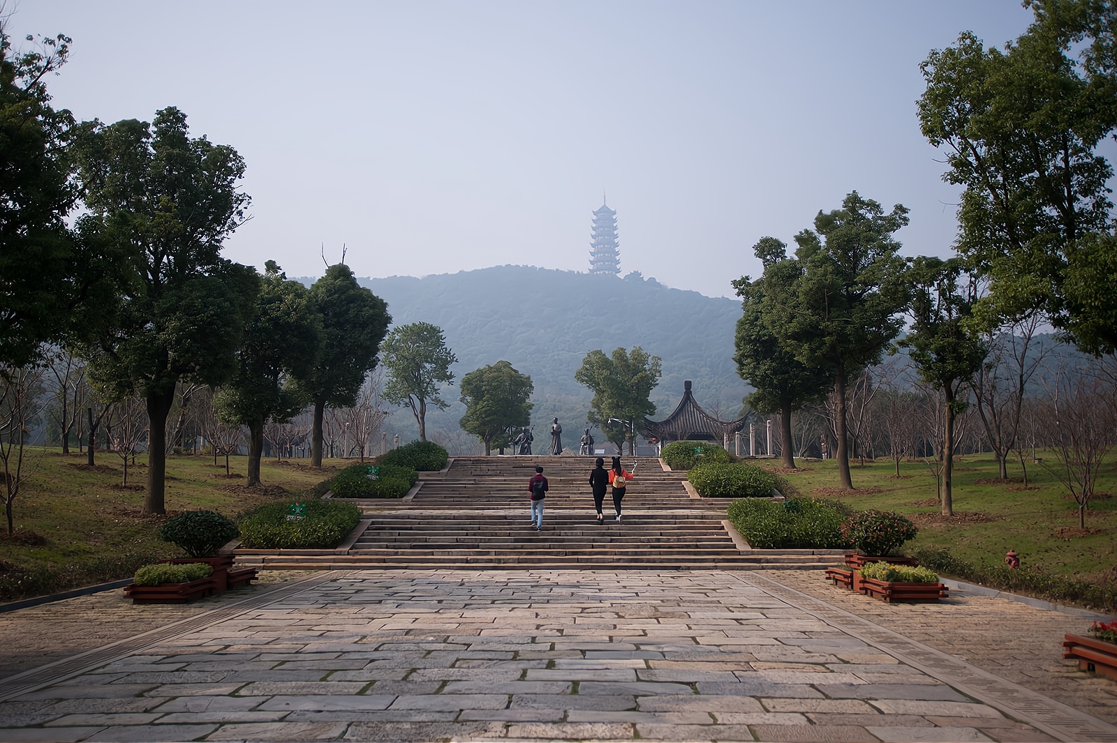 它是张家港第一高山，与北京香山同名，乾隆帝、西施都曾来过
