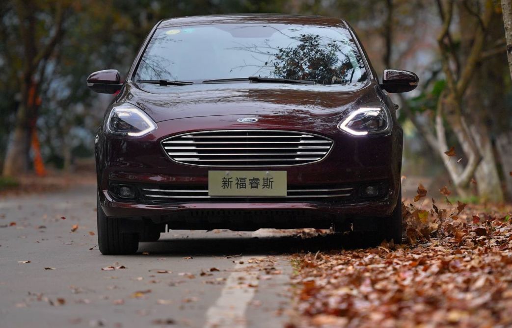 福特福睿斯和日产轩逸哪个更省油,福特福睿斯加不起油