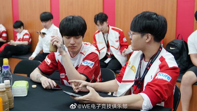 WE0：2RNG！粉丝：所以你们去了趟韩国到底干了啥？