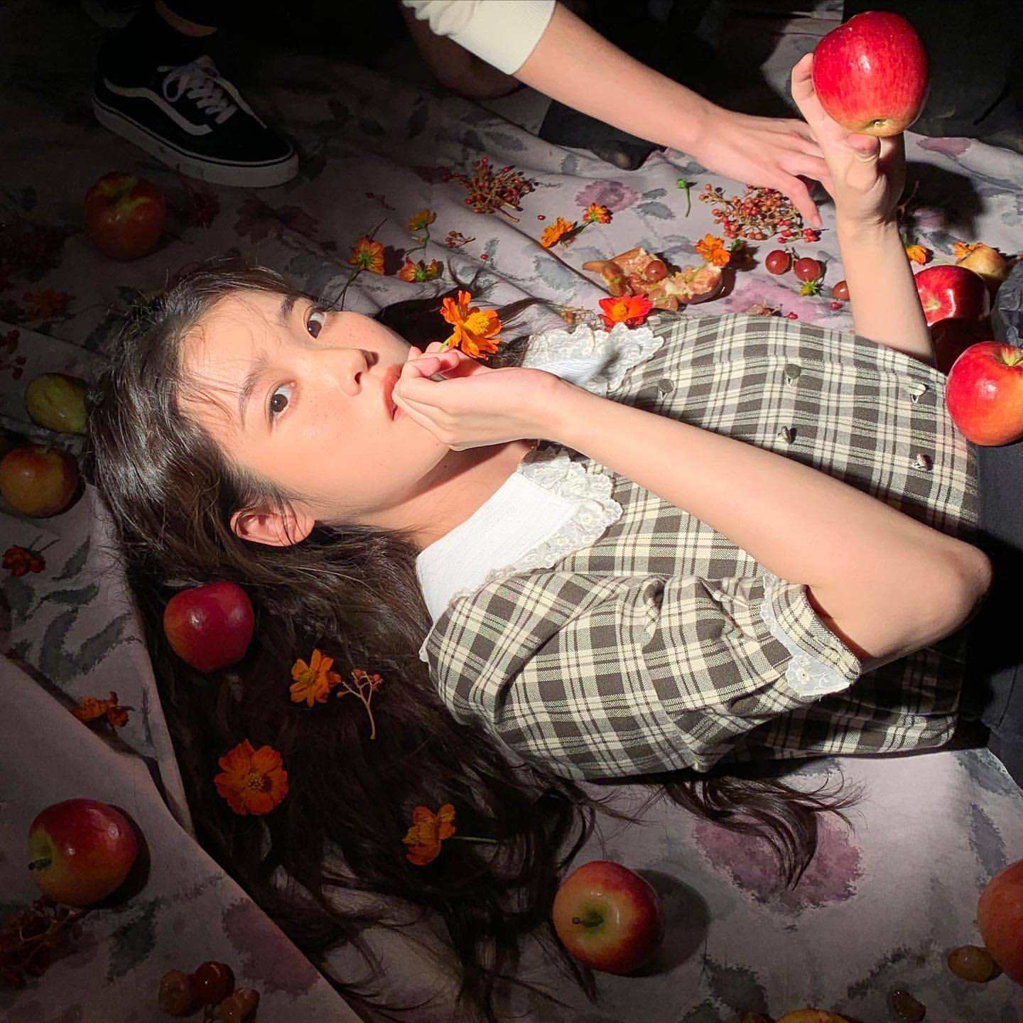 iu代言新百伦图片,新百伦iu代言人