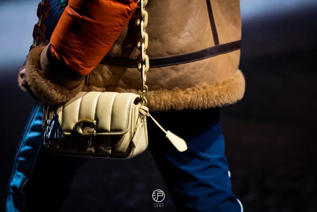 坐在车里看露天电影,坐在车里看电影也是一种享受