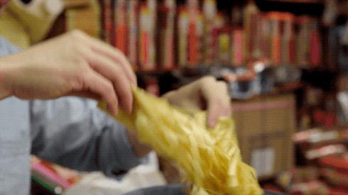 香港阴间设计师：为黄家驹订做电吉他，为张国荣粉丝订做咖啡厅..