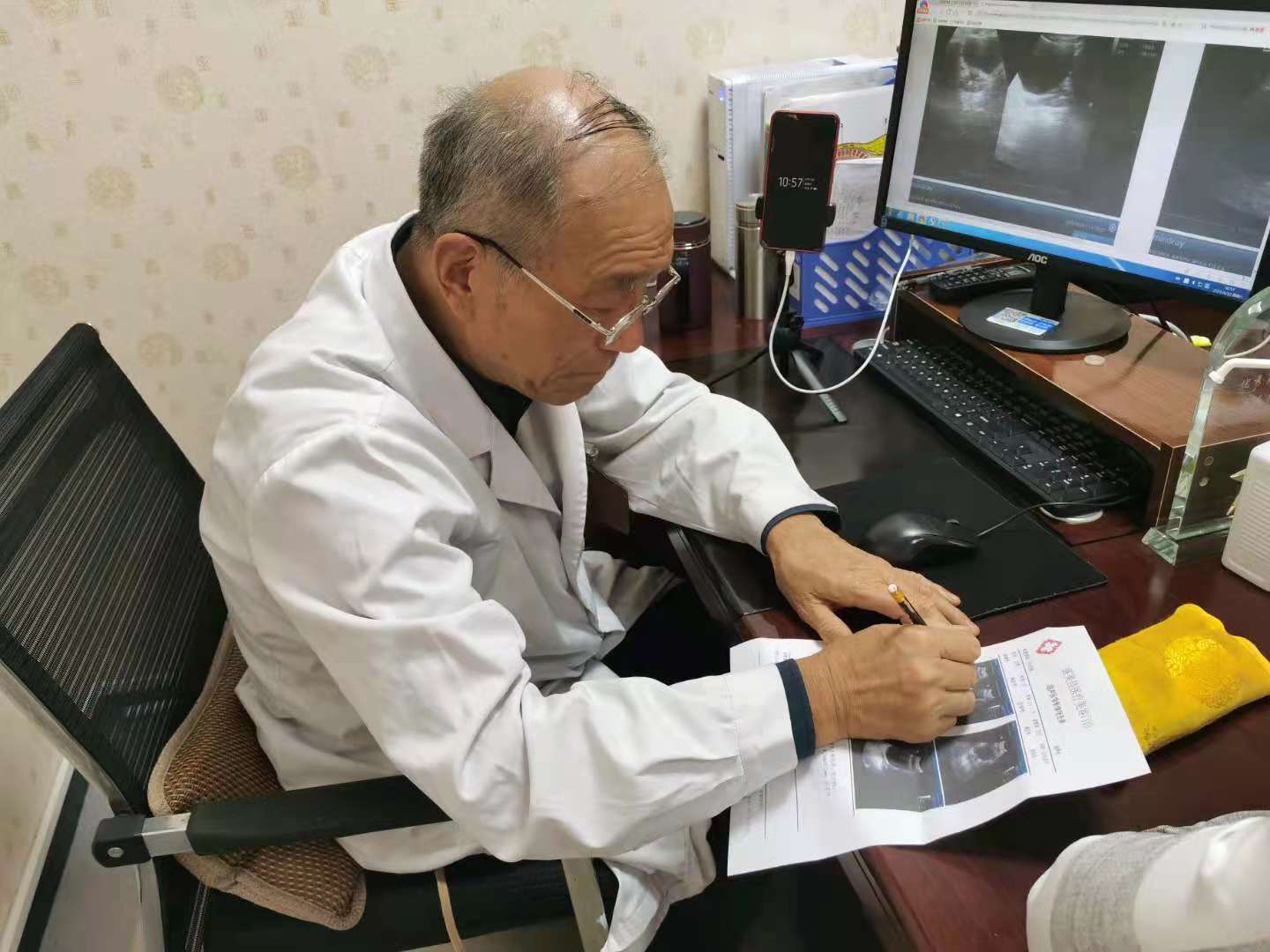 前列腺钙化患者出现症状时要及时就诊，耽误了会影响男性功能