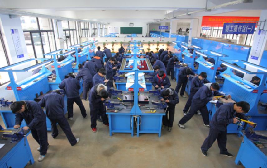 中国高级技工缺2200多万，本科生毕业没工作，技校招生却无人问津