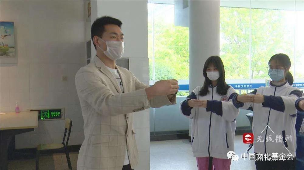 作揖礼要翘大拇指么,为什么作揖礼不流行