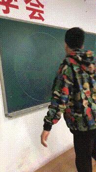 广场舞大妈抢占场地搞笑视频,广场舞大妈抢篮球场惹众怒