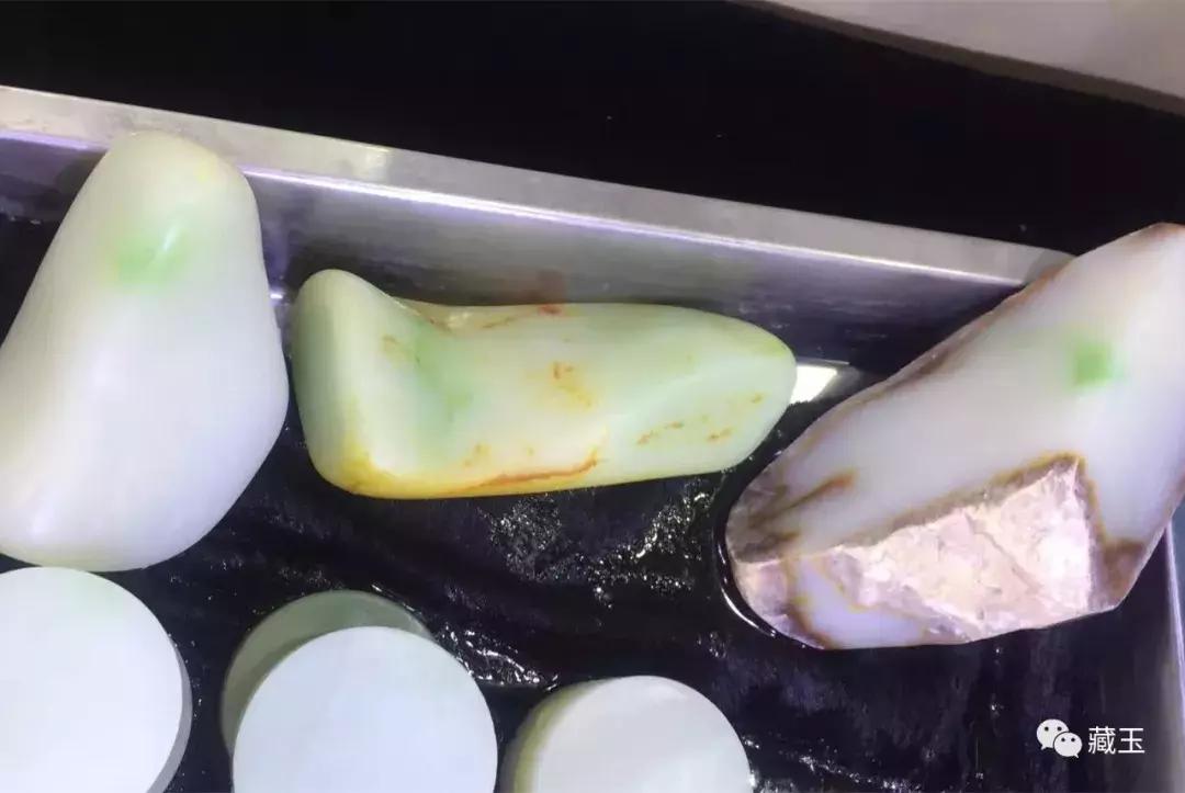 俄料和田玉为什么比较便宜 (俄料和田玉真的盘不出来吗)