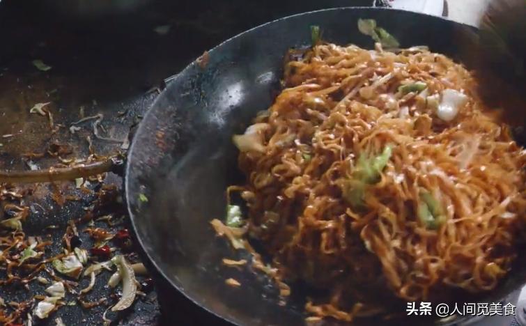 河南两父子路边炒面23年,8元一份2小时就卖光,一天收入800元