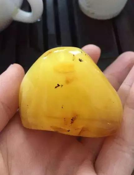 蜜蜡打灯后密密麻麻的小黑点,蜜蜡为什么有血丝纹