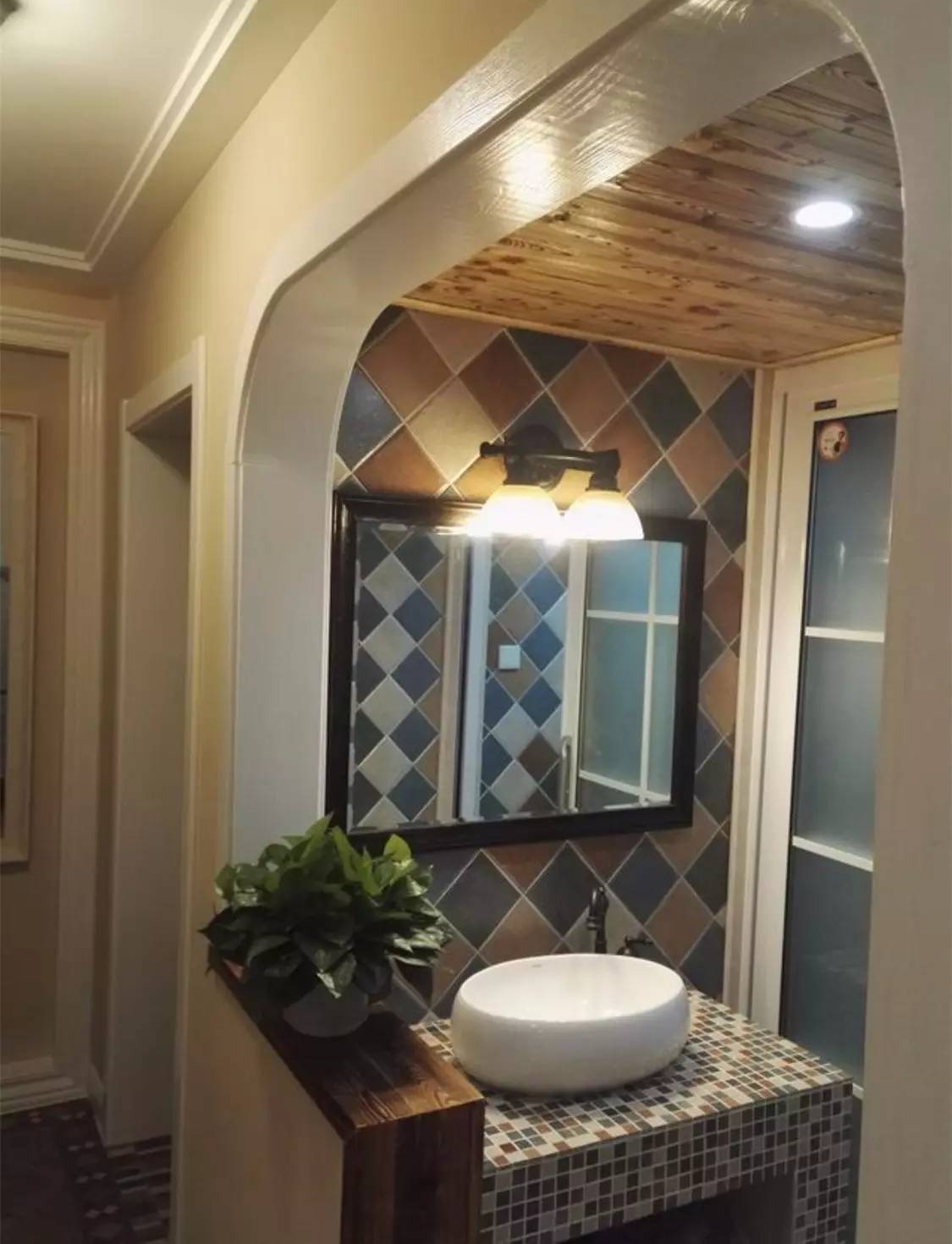 入户门对着客厅隔断墙怎么装修,入户门对着阳台隔断怎么做最便宜