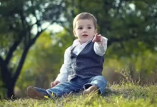 孩子睡觉总踢被子用盖吗,孩子睡觉喜欢踢妈妈肚子睡觉