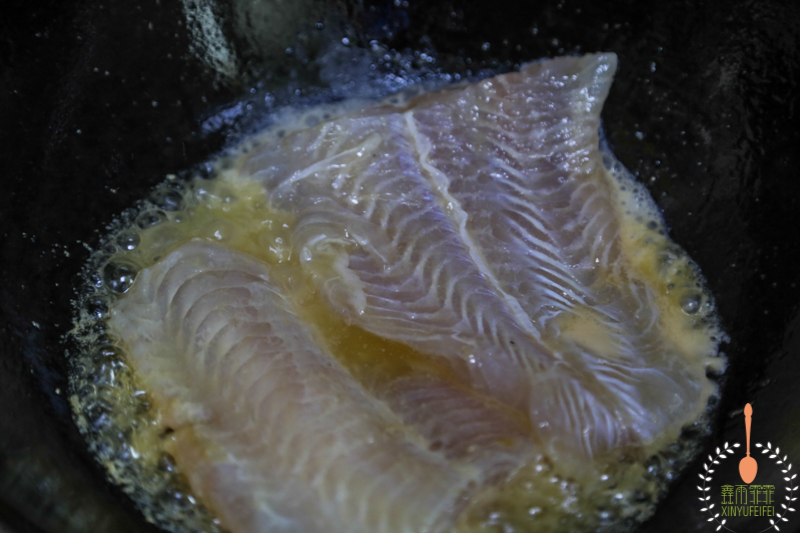 煎鱼时，这一步很多人都弄错了，难怪鱼粘锅，原来要这样做才对