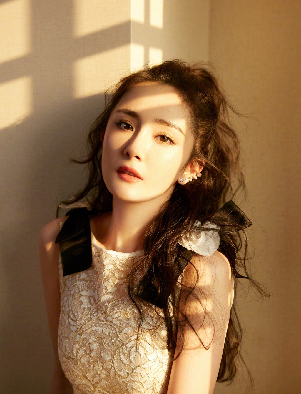 赵丽颖和杨幂同穿吊带裙,杨幂穿刺绣长裙