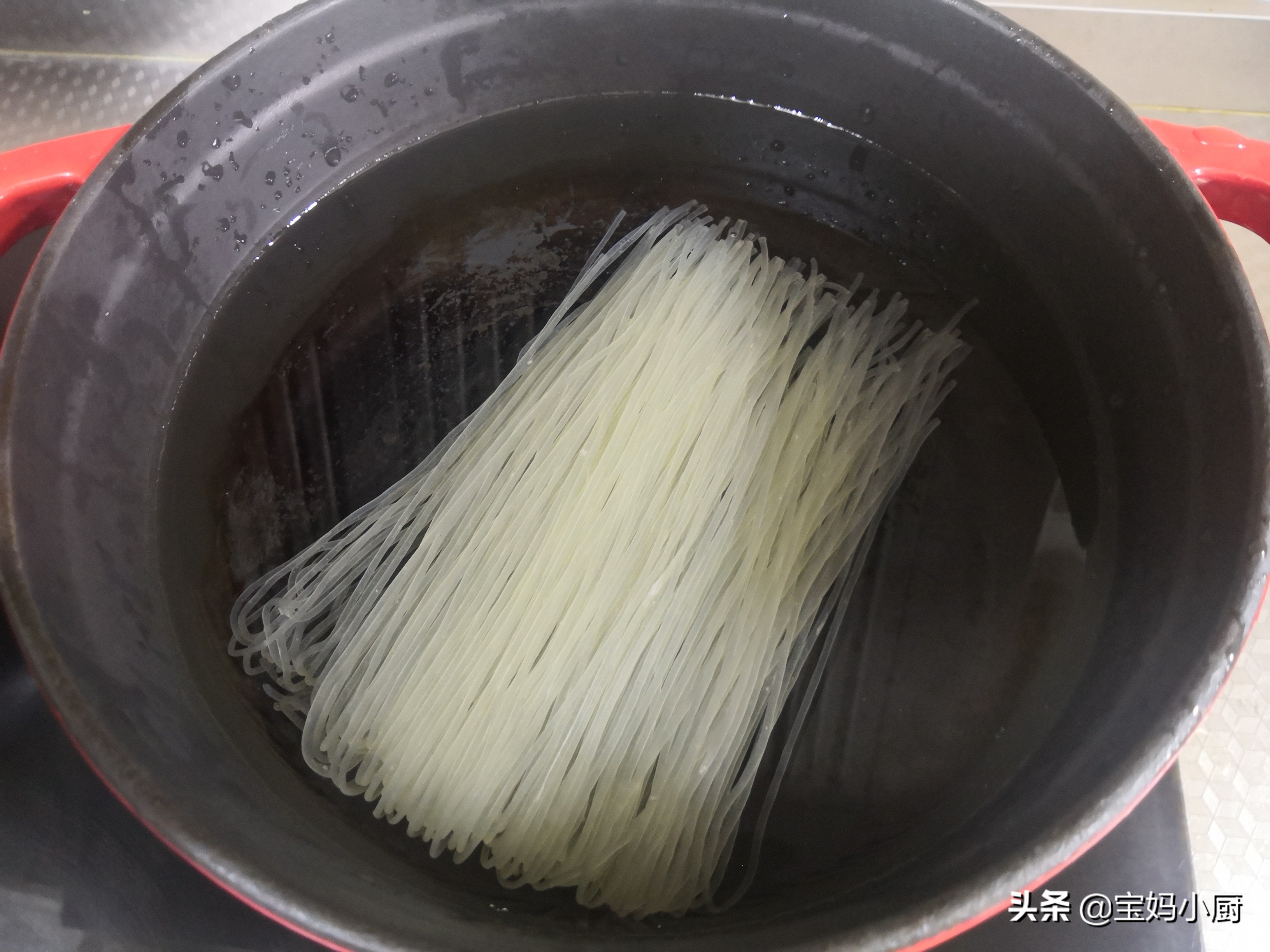 又香又臭的螺蛳粉做好了,又臭又香的螺蛳粉几分钟好