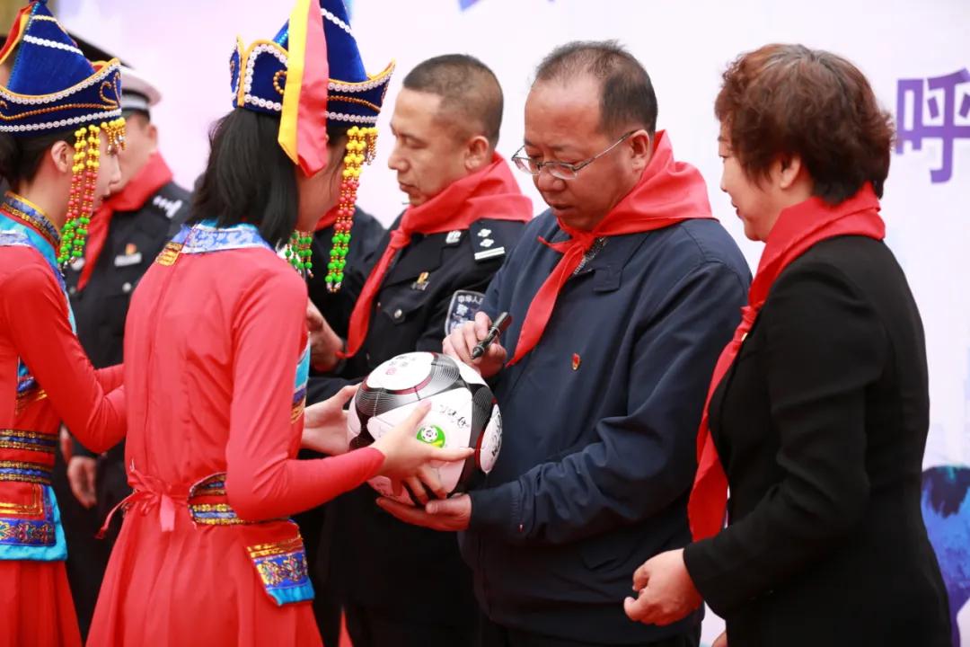 【“七个一”先锋在行动】呼和浩特市足球协会“万达分校足球基地”挂牌仪式在南门外小学万达分校举行