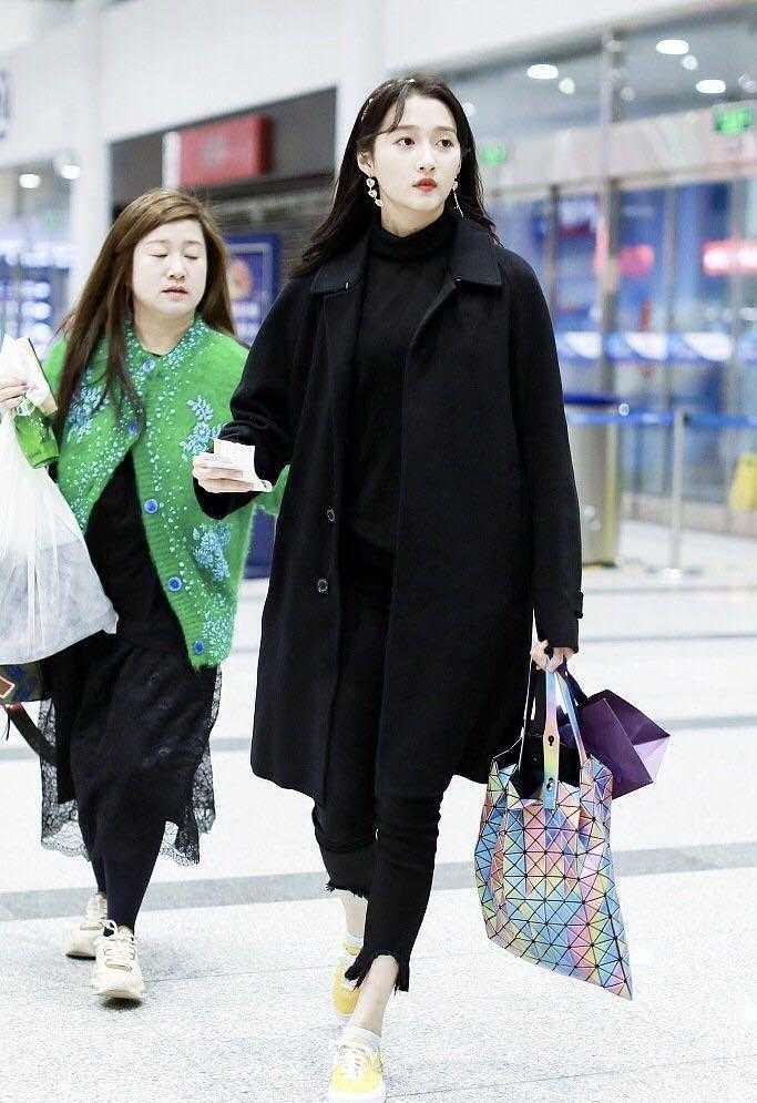 关晓彤白色帆布鞋,关晓彤穿黑色帆布鞋