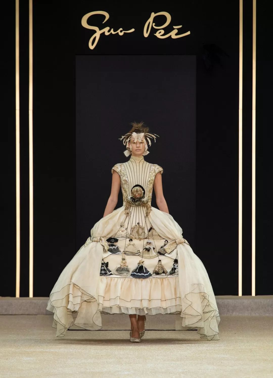 东方元素终于闪耀在时装金字塔尖 (东方元素时装周放异彩)