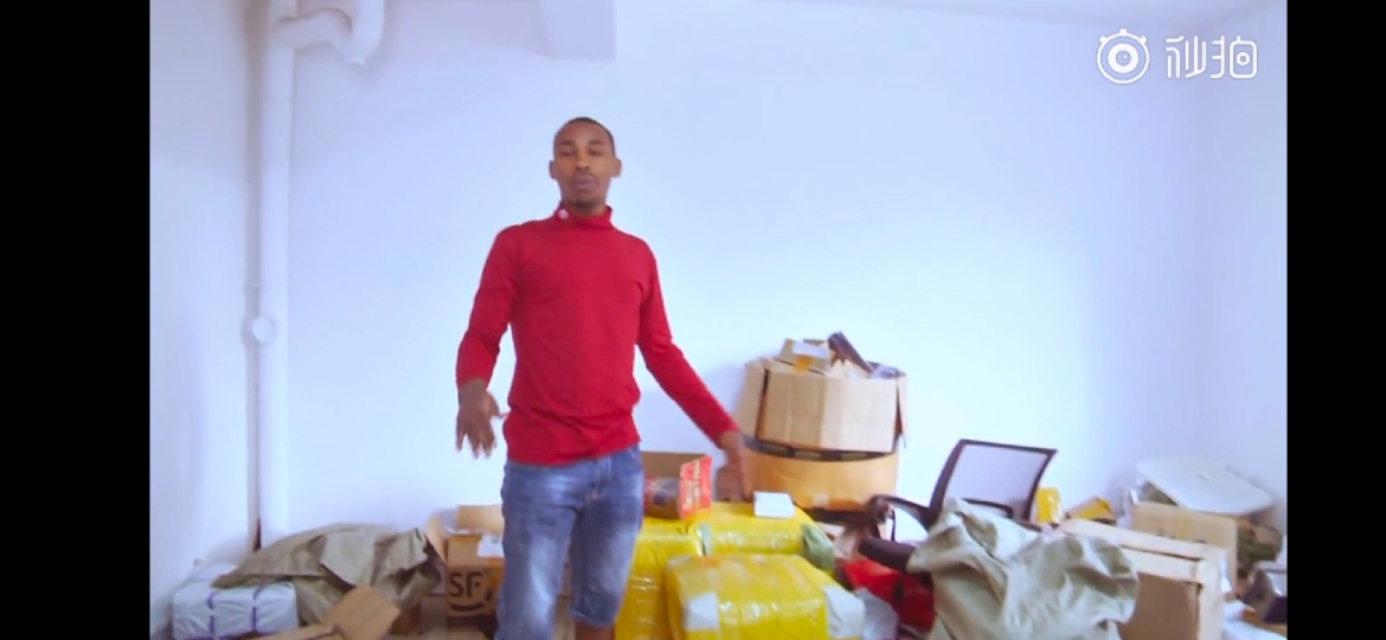 这个勤劳的非洲小伙靠着代购，月入十万