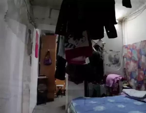 北京一家5口19平米老房子,北京人一家三口12.8平方蜗居