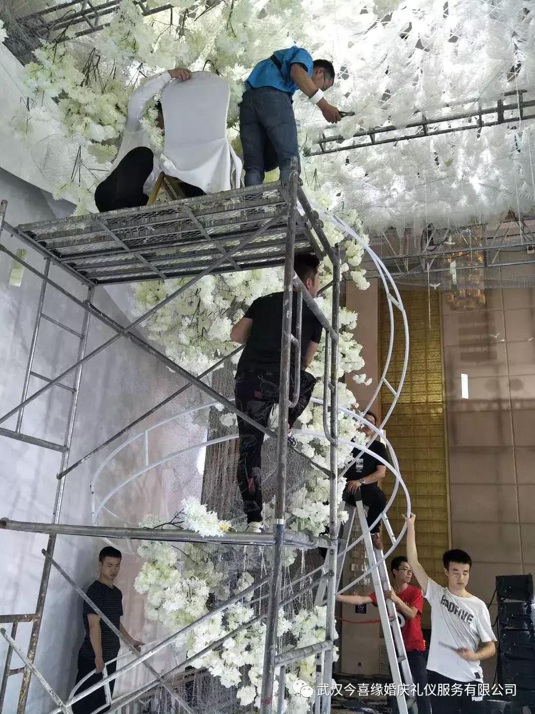 法式白绿色草坪婚礼布置,白绿色系婚礼调色教程