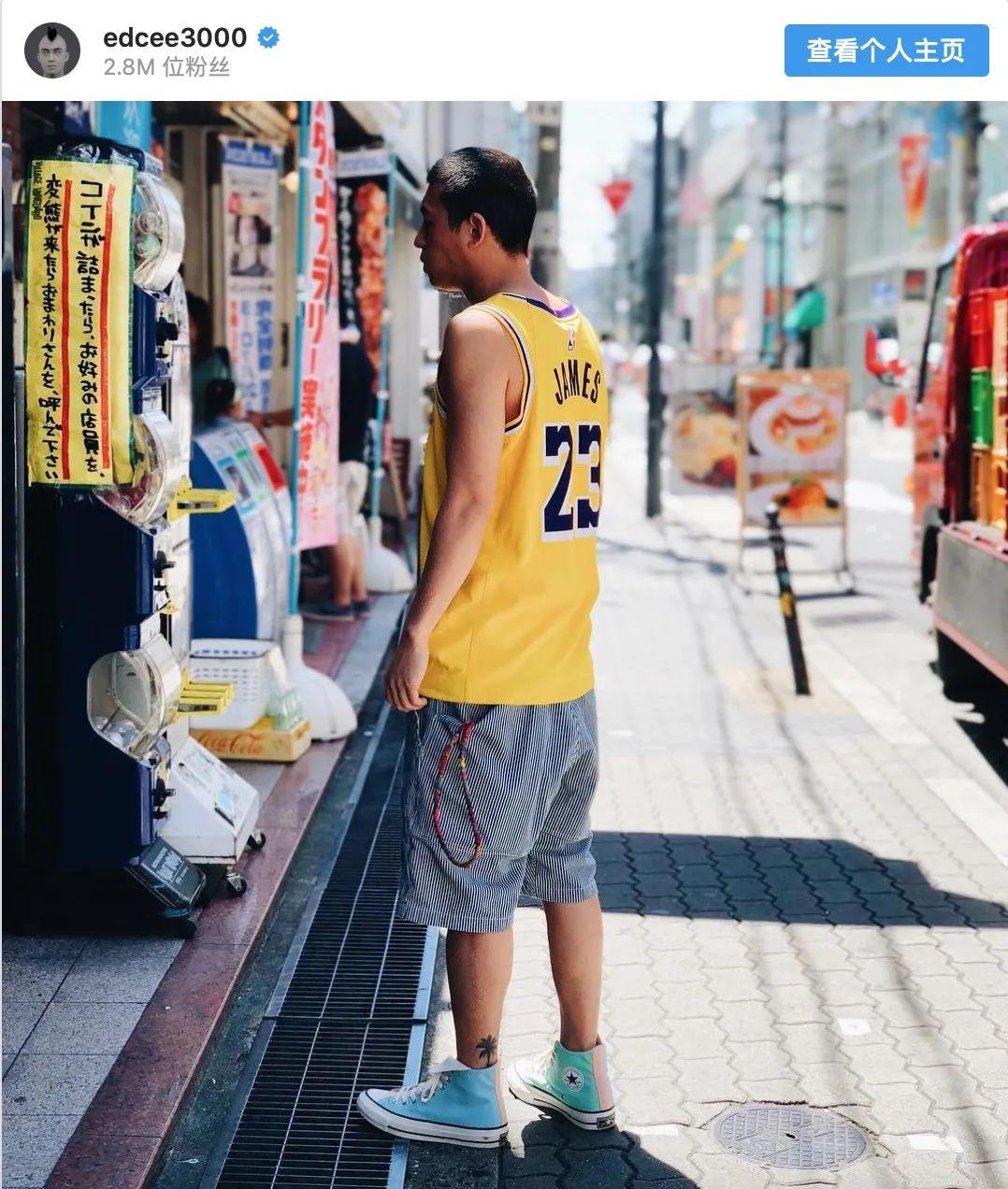 最近很火的一双蓝色帆布鞋,一双帆布鞋带你惊艳整个春夏